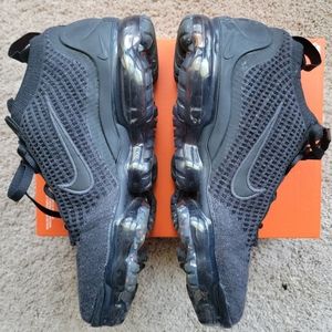 Vapormax youth size 7 women size 8